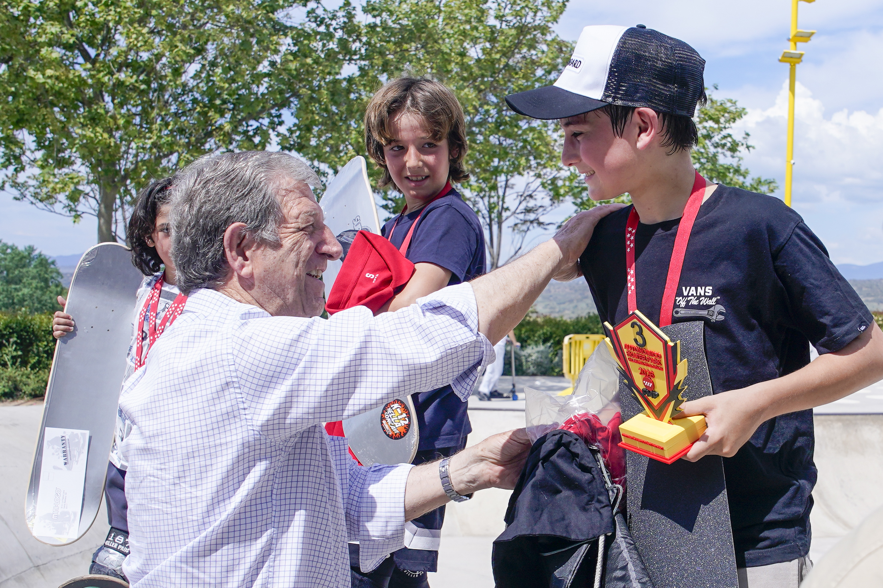 El alcalde, Luis Partida, junto a ganadores del Campeonato de Skate.