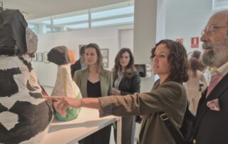 El concejal de Cultura junto a una de las profesoras del Colegio Zola en la exposición del Centro Cultural.