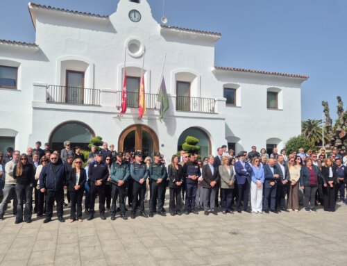 Cientos de personas guardan un minuto de silencio en recuerdo del menor fallecido
