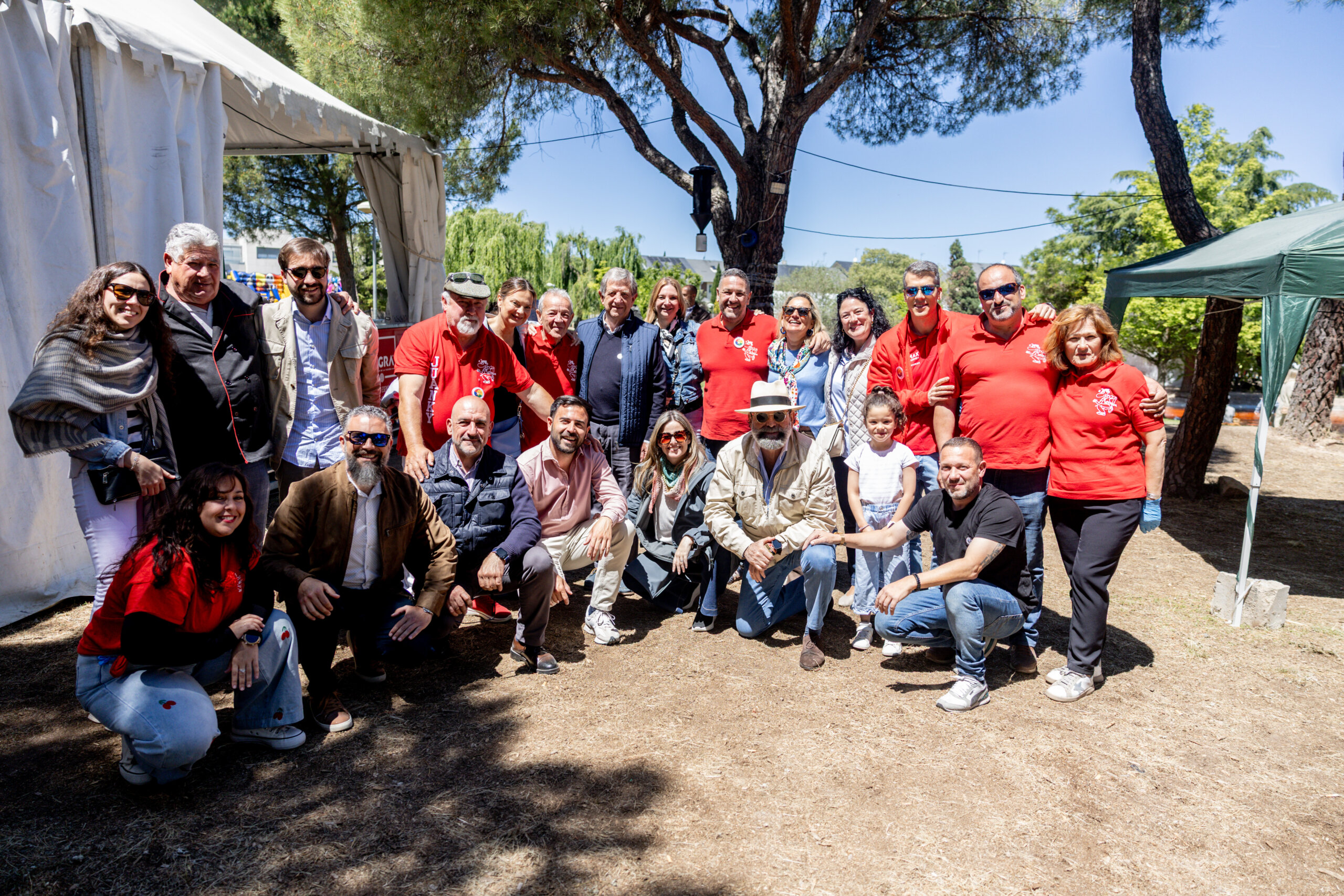 Autoridades locales junto a la Peña Las Katas, en San Isidro 2026.