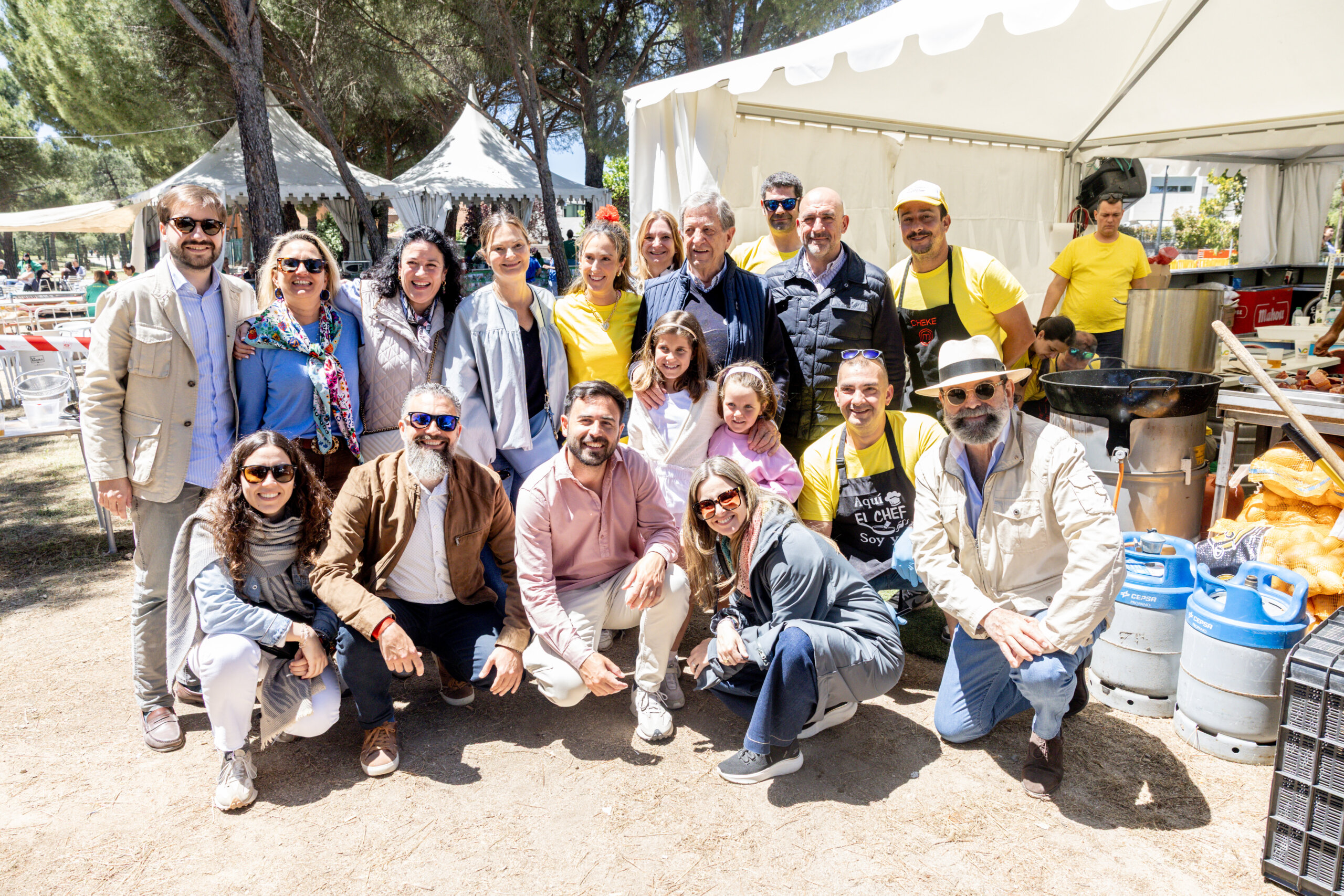 Autoridades locales junto a la Peña Los Tuuusos, en San Isidro 2026.