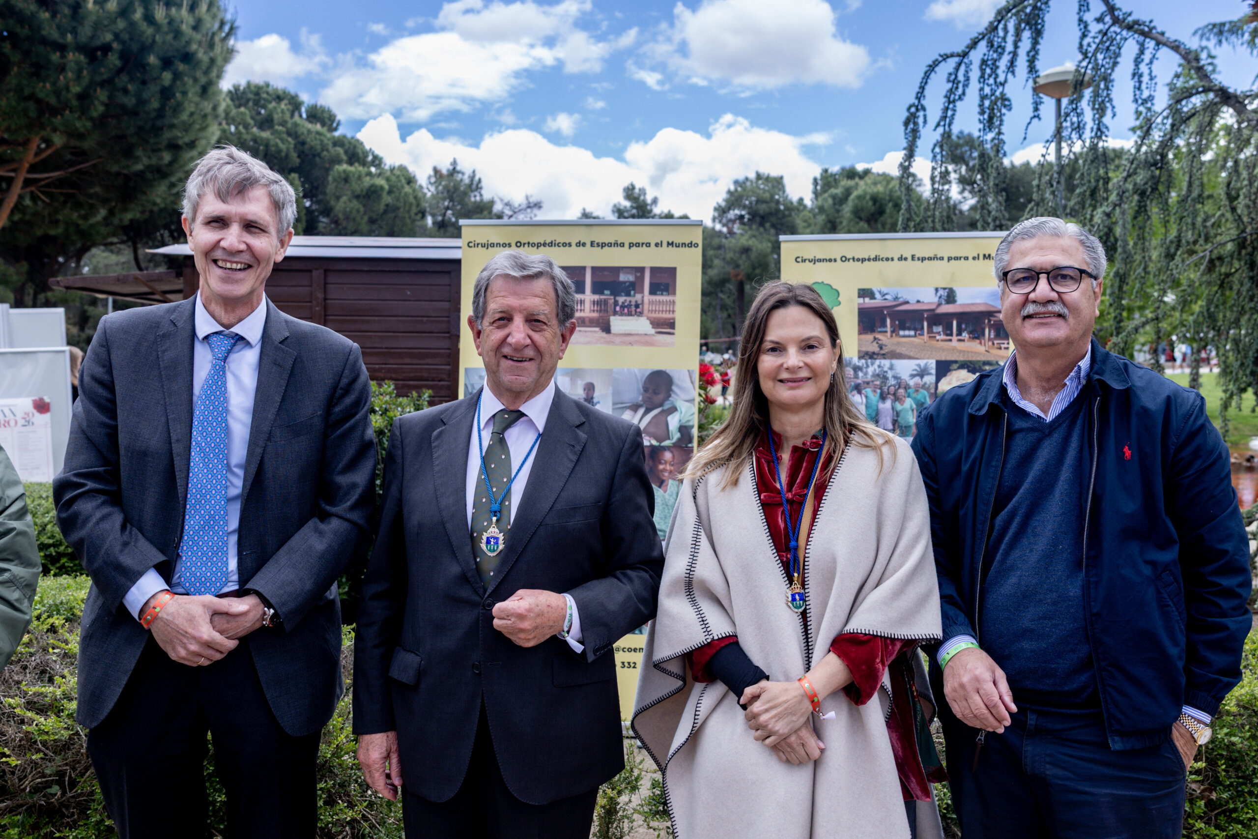 El alcalde y la primera teniente de alcalde, junto miembros de Cirujanos Ortopédicos de España para el Mundo (COEM).