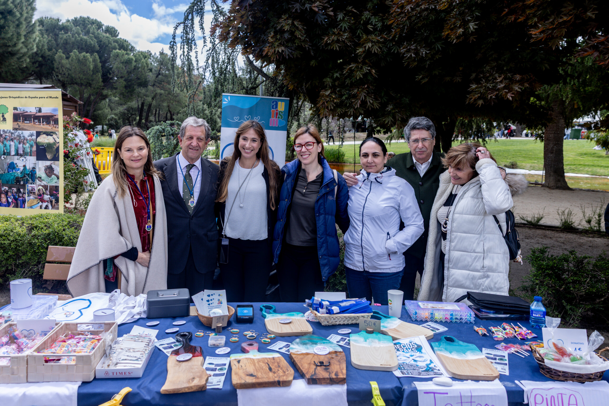 El alcalde, Luis Partida, junto a miembros de la asociación ConcienciaTEA, en San Isidro 2026.