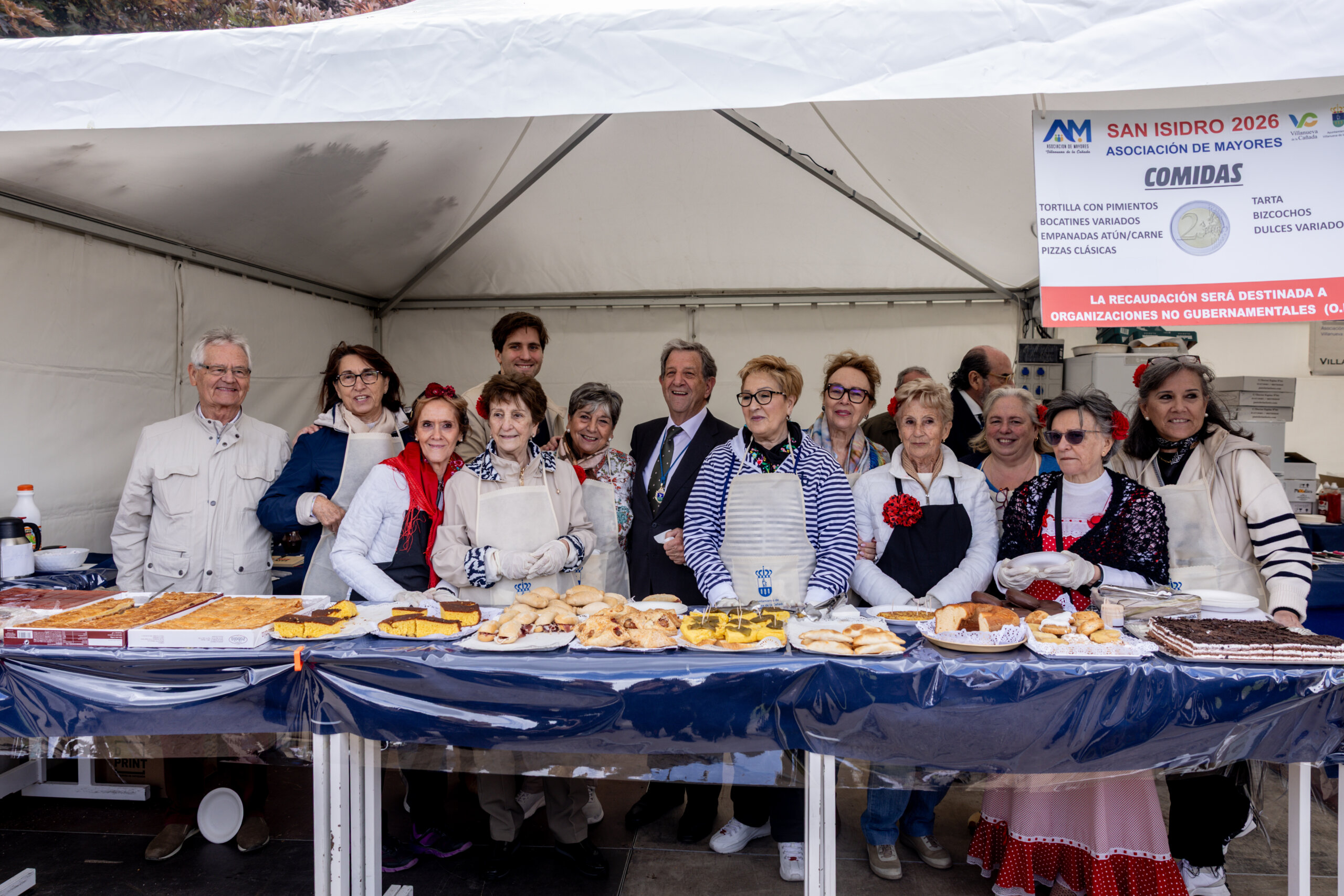 Autoridades locales junto a la Asociación de Mayores, en San Isidro 2026.