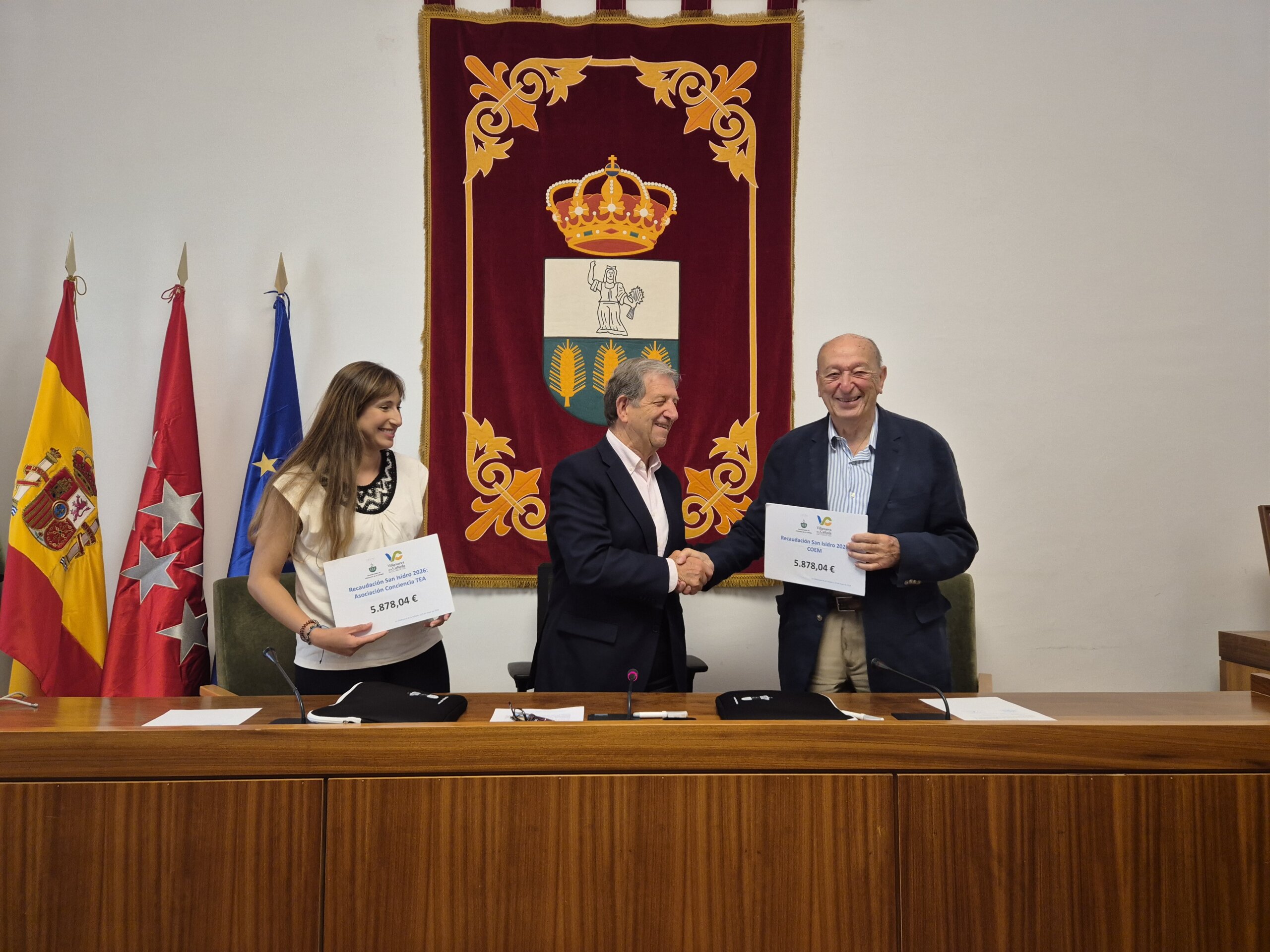El alcalde, junto a la presidenta de la Asociación Conciencia TEA, Irene Ceza, y al presidente de la ONG Cirujanos Ortopédicos de España para el Mundo (COEM), Tomás Epeldegui.