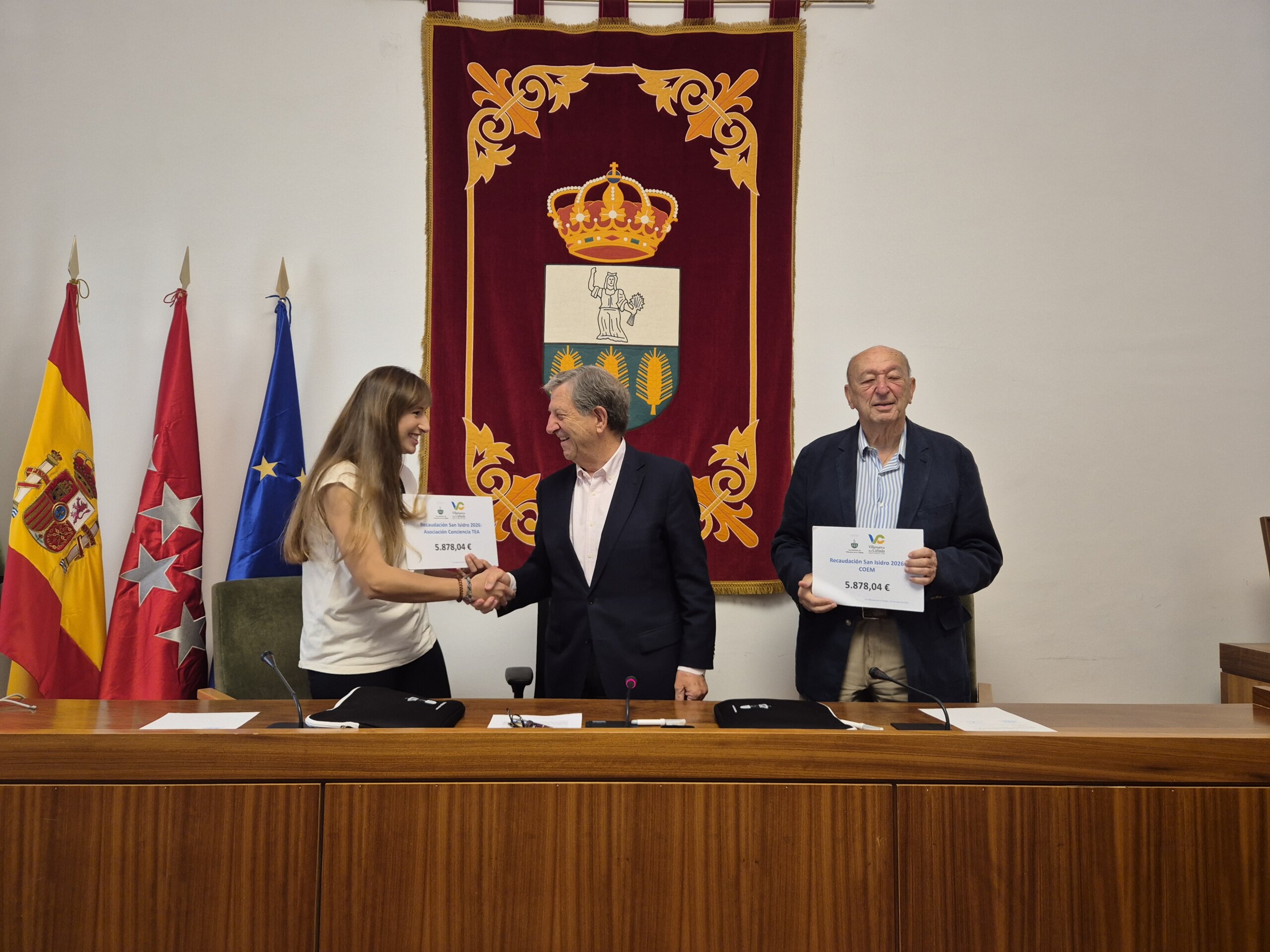 El alcalde, junto a la presidenta de la Asociación Conciencia TEA, Irene Ceza, y al presidente de la ONG Cirujanos Ortopédicos de España para el Mundo (COEM), Tomás Epeldegui.