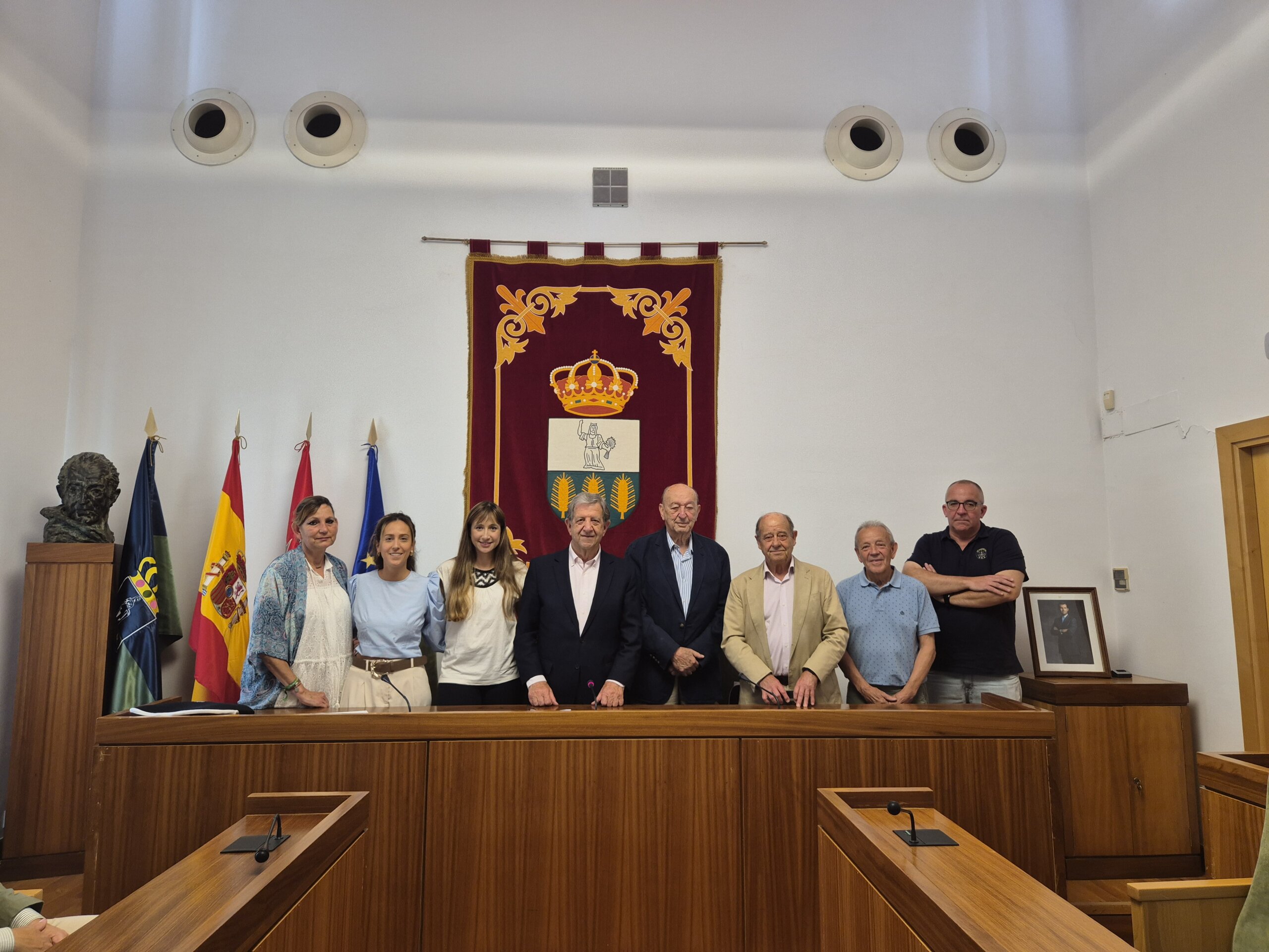 El alcalde, entidades beneficiarias y peñas en el acto de entrega de recaudación San Isidro 2026.