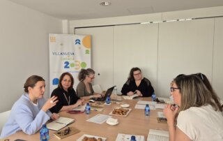 La concejala, Carla Ramírez, en la reunión con miembros de la comunidad educativa de Villanueva de la Cañada.