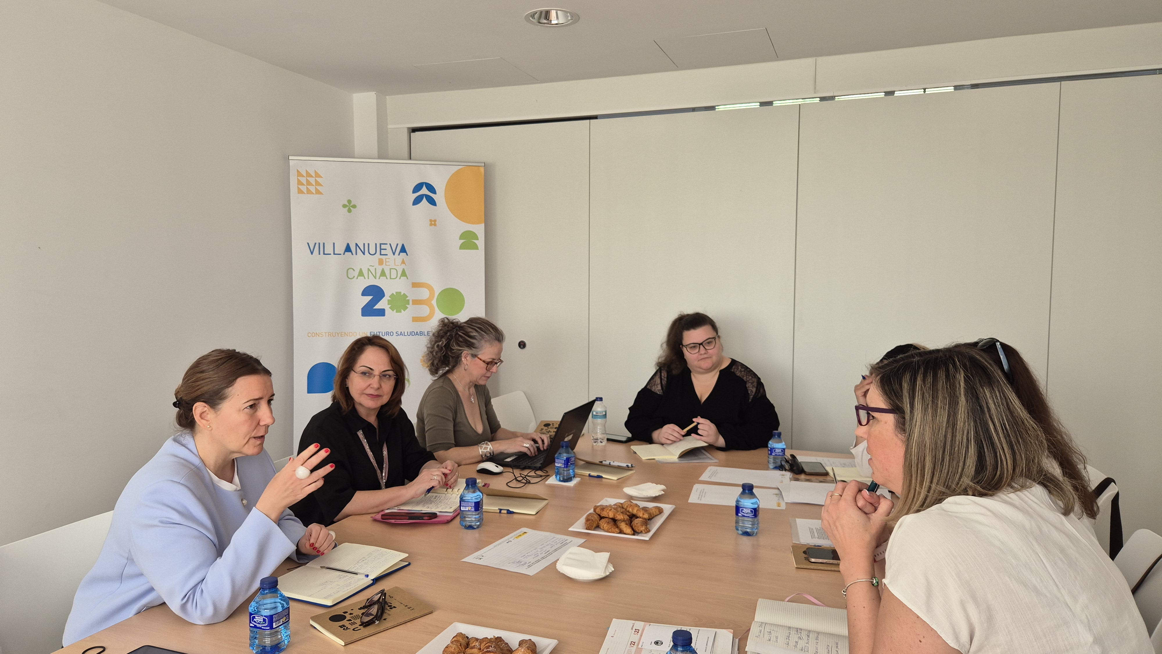 La concejala, Carla Ramírez, en la reunión con miembros de la comunidad educativa de Villanueva de la Cañada.