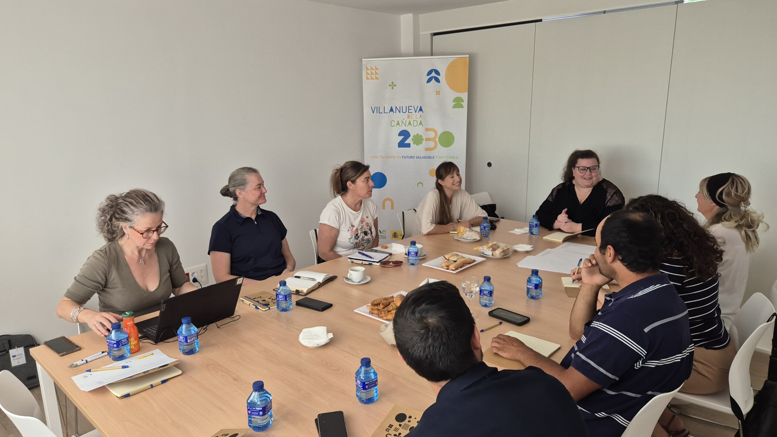 La concejala, Carla Ramírez, en la reunión con miembros de la comunidad educativa de Villanueva de la Cañada.