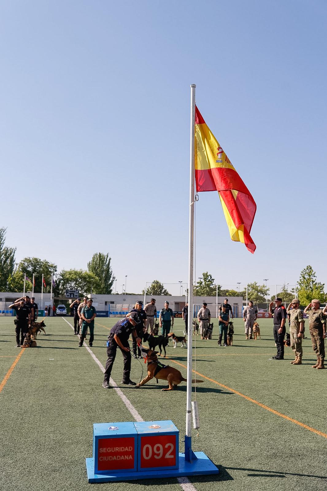Izado de bandera en la ceremonia de clausura de las Jornadas Policiales y Militares de Guías Caninos.