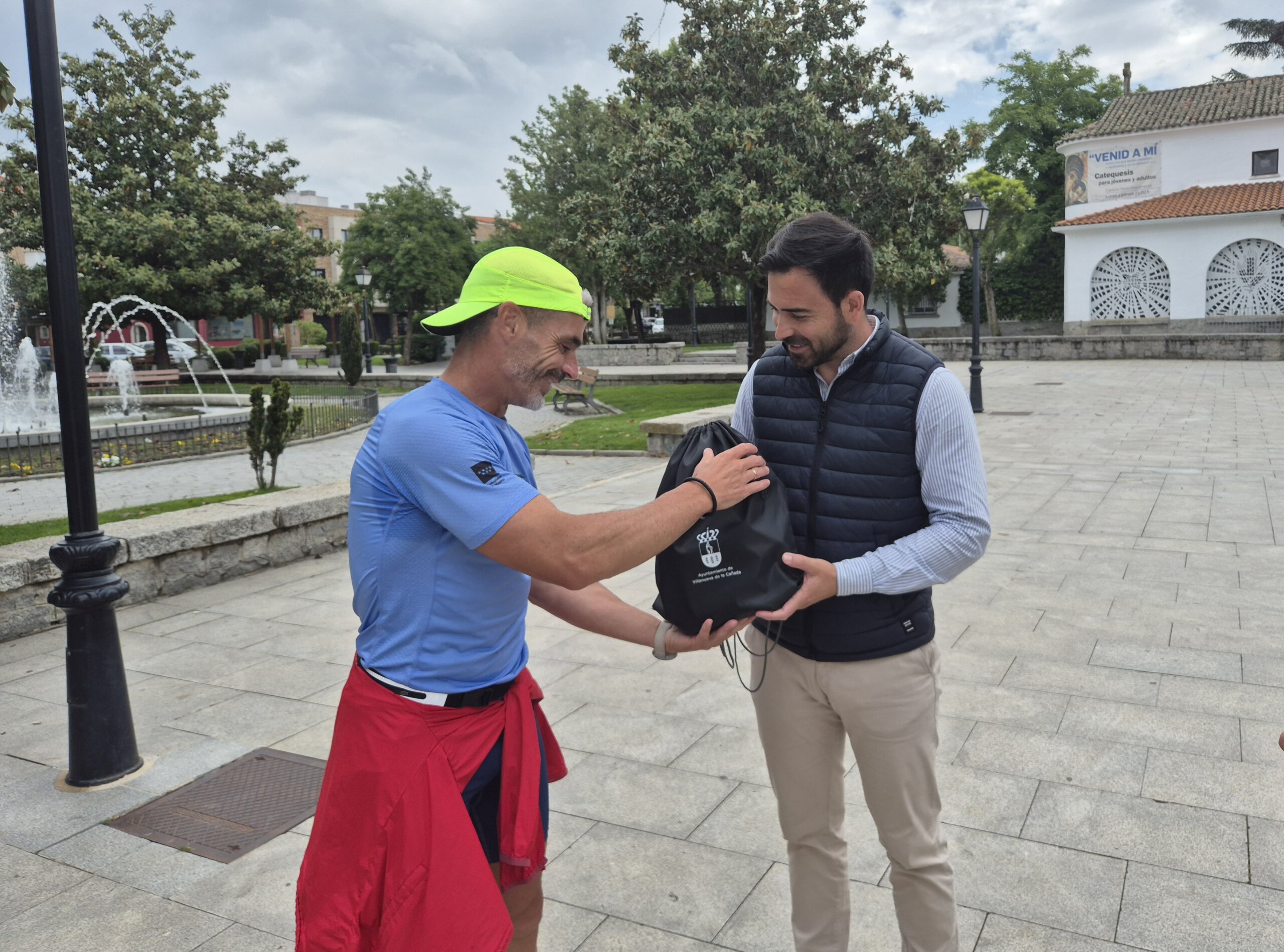 El concejal de Deportes entregando a Jaime Domínguez un obsequio institucional.