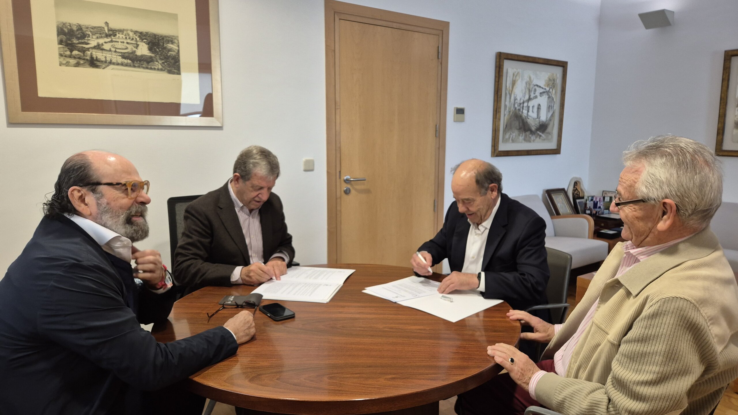 Momento de la firma del convenio.