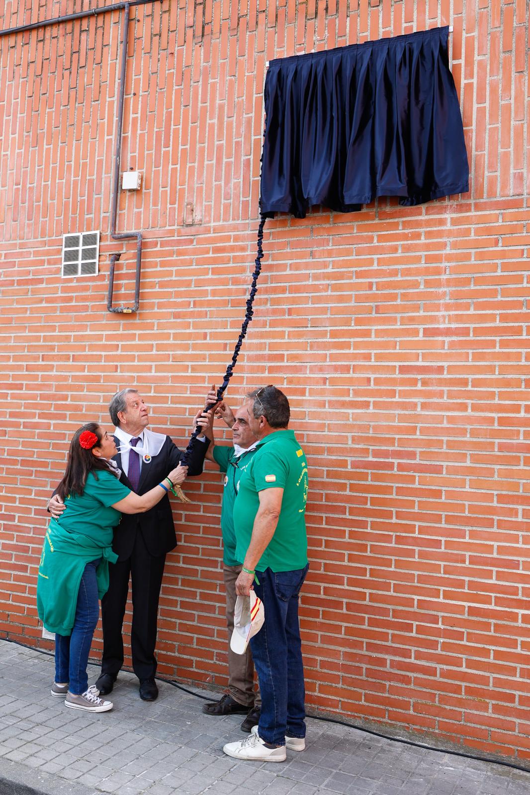 El alcalde y los hermanos de David Ruibal, justo antes de descubrir la placa.