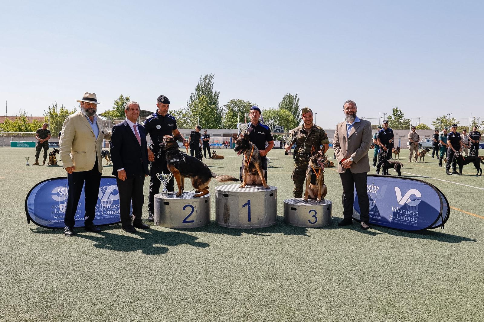 El alcalde y miembros de la Corporación Municipal junto a los ganadores en de las competiciones de las Jornadas Policiales y Militares de Guías Caninos.