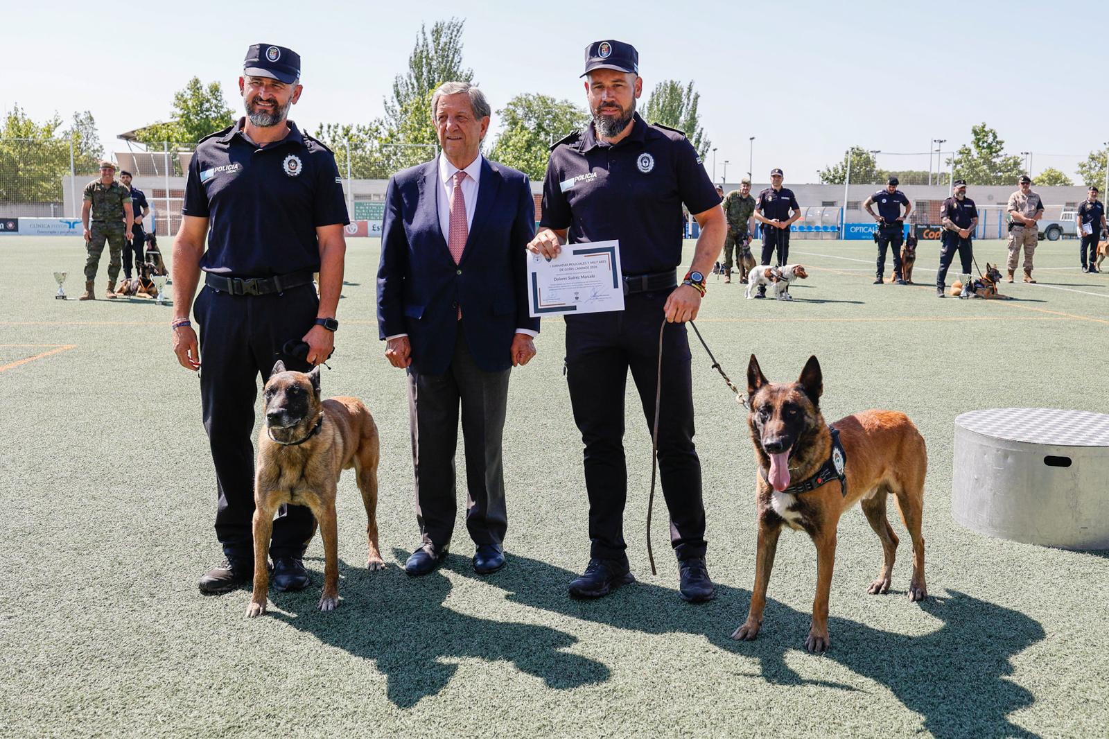 El alcalde y participantes en las Jornadas Policiales y Militares de Guías Caninos.
