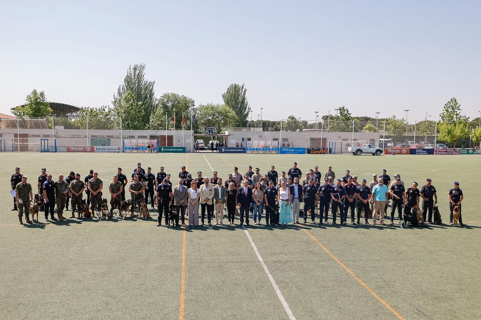 Foto de familia en la clausura de las I Jornadas Policiales y Militares de Guías Caninos.