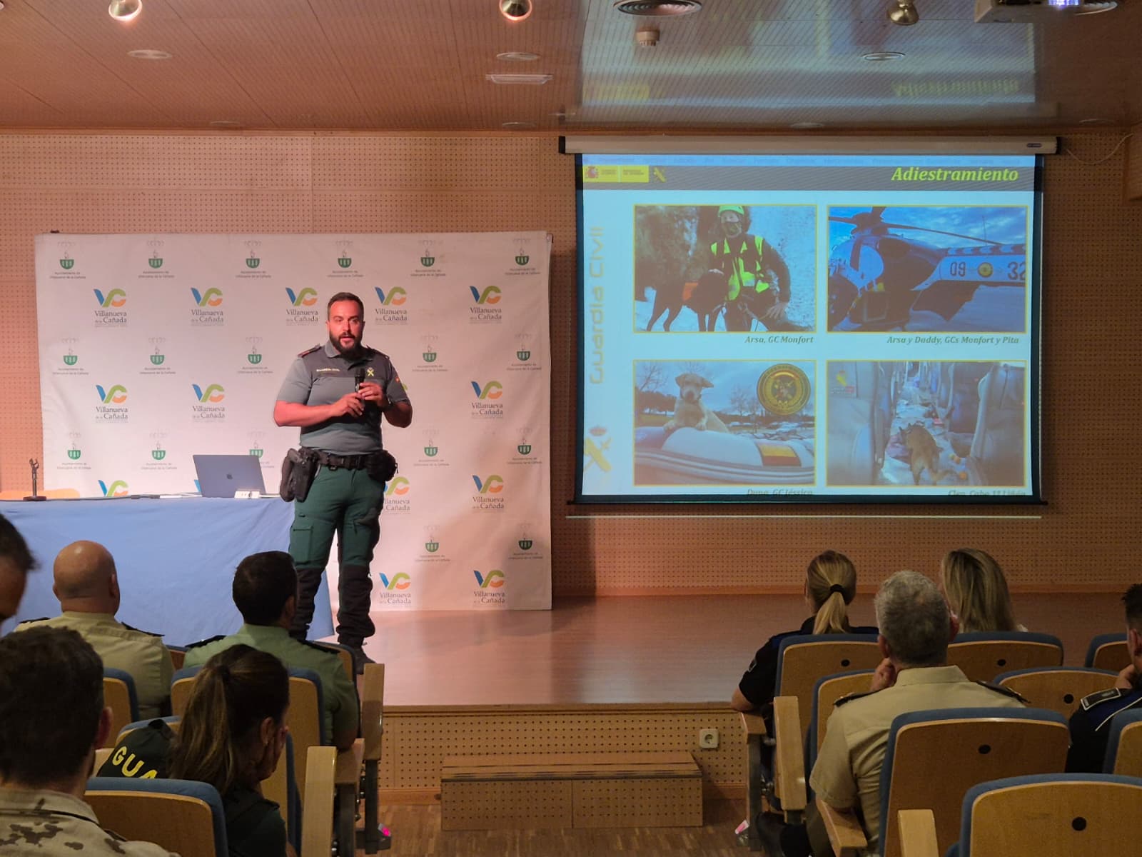 Conferencia de las I Jornadas Policiales y Militares de Guías Caninos.