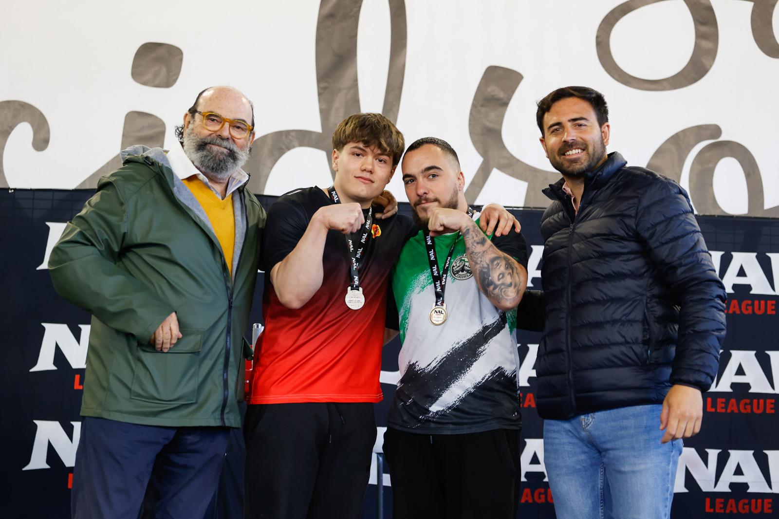 Los concejales de Cultura y Deportes junto a dos de los participantes en la entrega de premios.