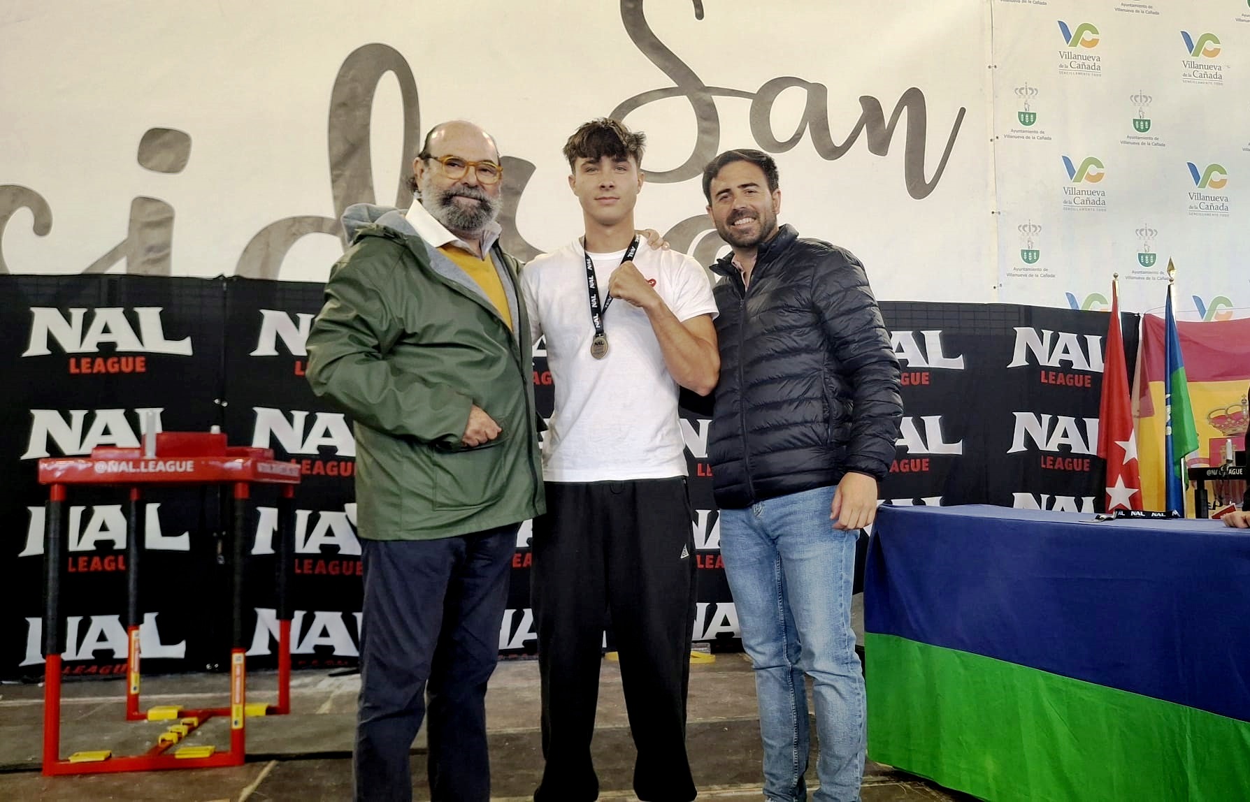 Los concejales de Cultura y Deportes junto a uno de los participantes en la entrega de premios.