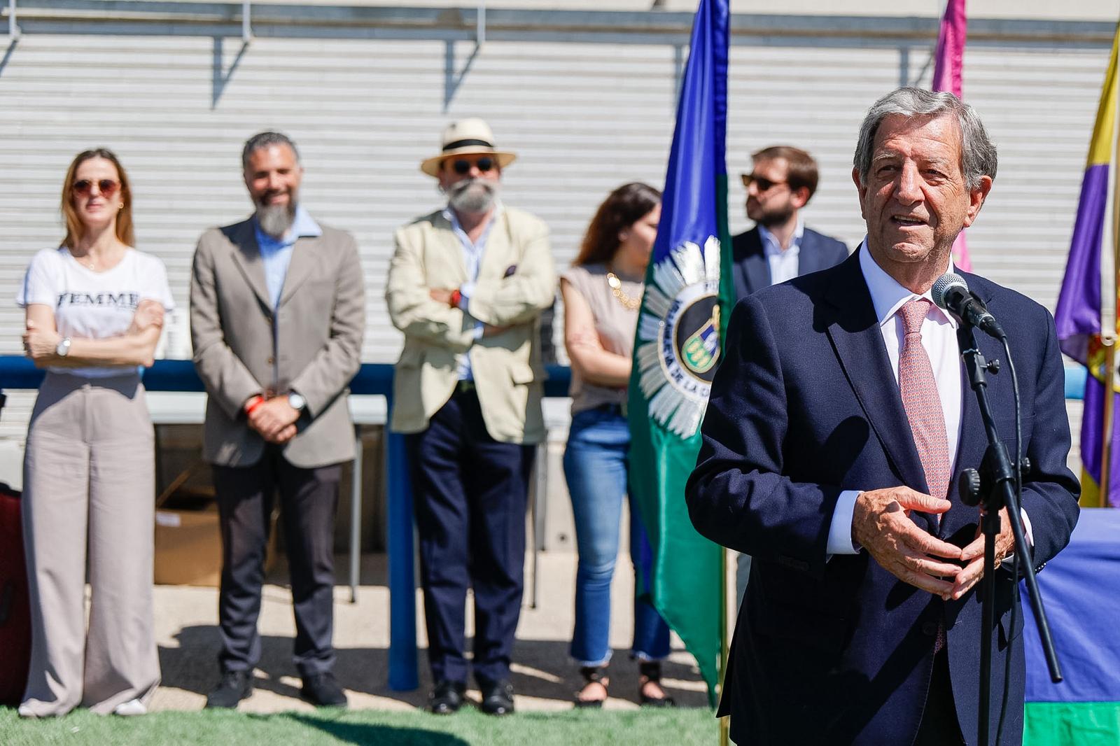 El alcalde y miembros de la Corporación Municipal en la ceremonia de clausura de las Jornadas Policiales y Militares de Guías Caninos.