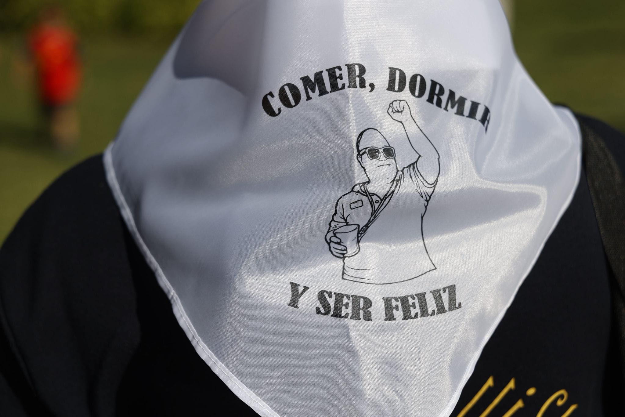 Imagen de la pañoleta con la figura de David Ruibal y el texto: Comer, dormir y ser feliz.