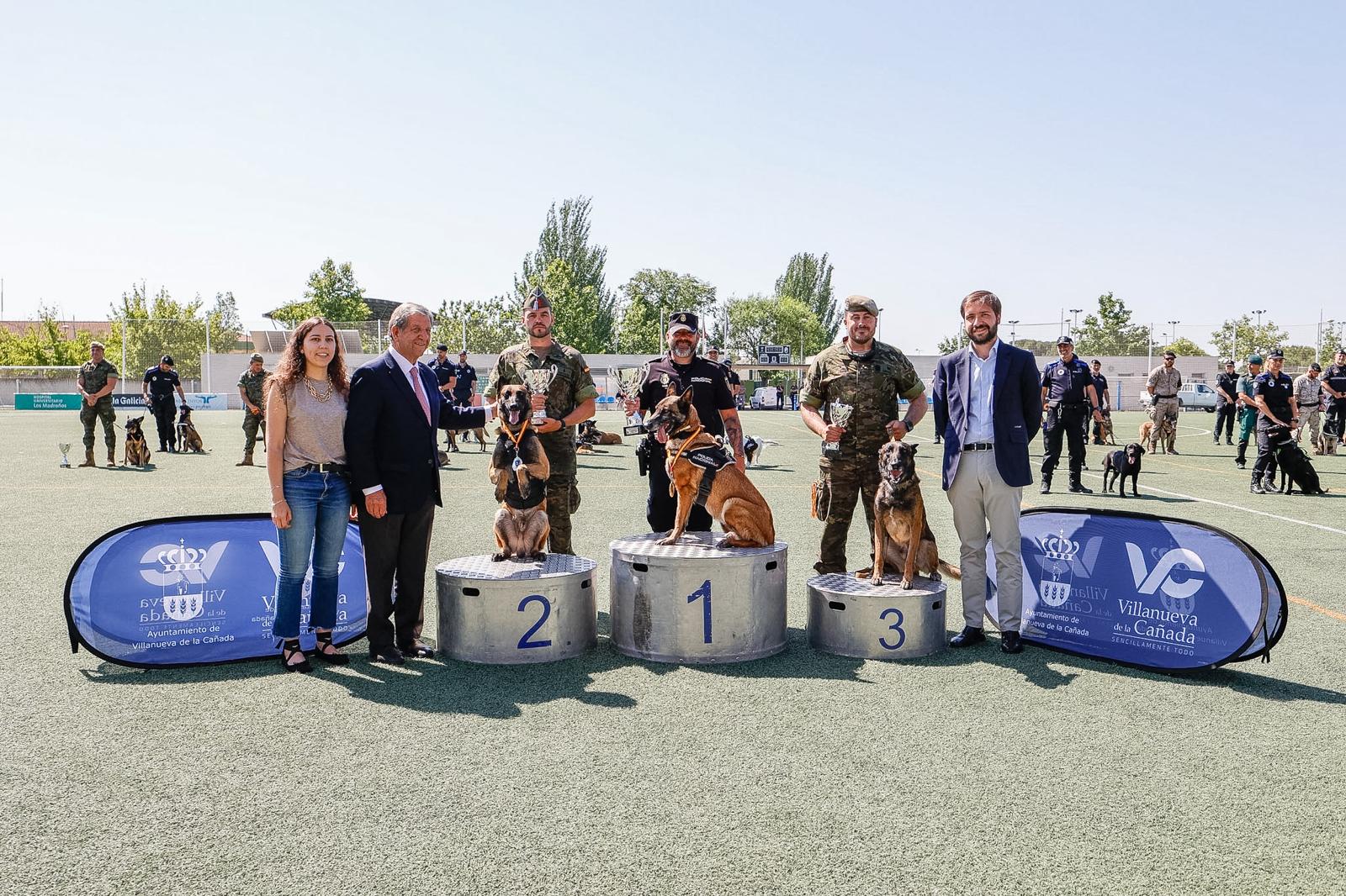 El alcalde y miembros de la Corporación Municipal junto a los ganadores en de las competiciones de las Jornadas Policiales y Militares de Guías Caninos.