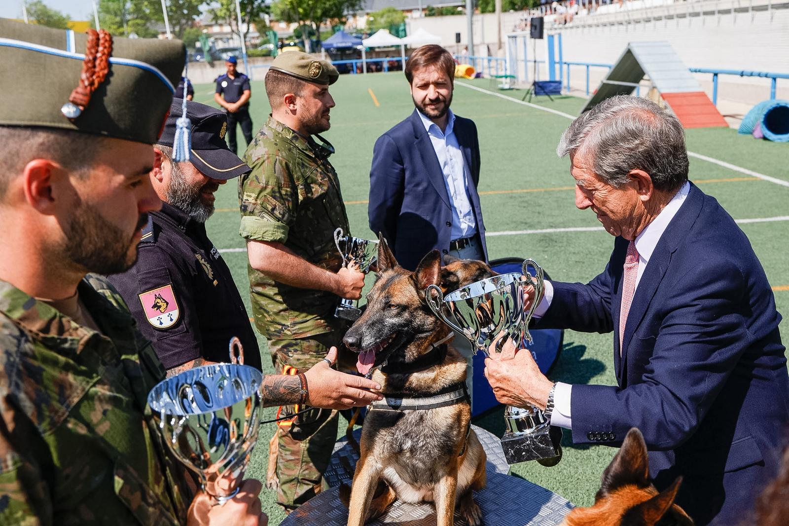 El alcalde y miembros de la Corporación Municipal junto a los ganadores en de las competiciones de las Jornadas Policiales y Militares de Guías Caninos.