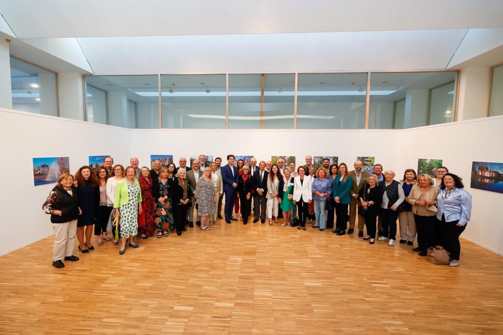 Autoridades locales, miembros de la ACH y delegaciones de Le Vésinet y Royston.