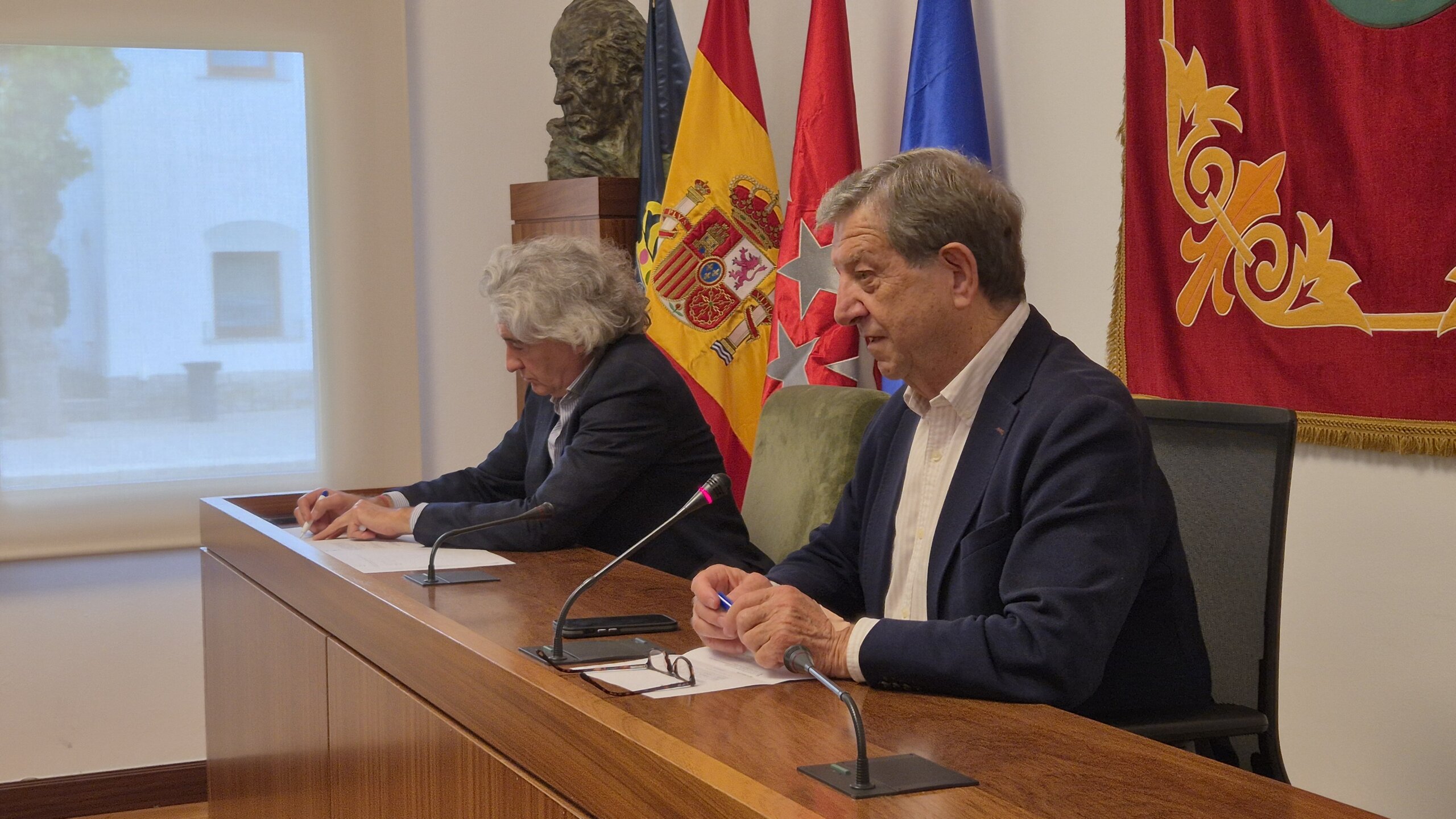 El alcalde y el secretario del Ayuntamiento durante la sesión plenaria.