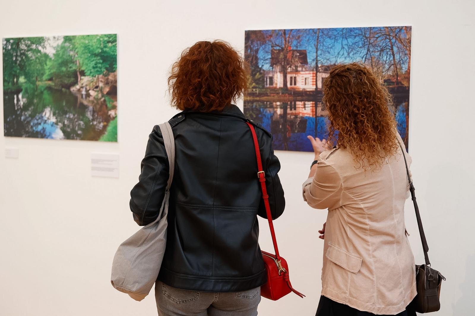Público visitando la exposición.