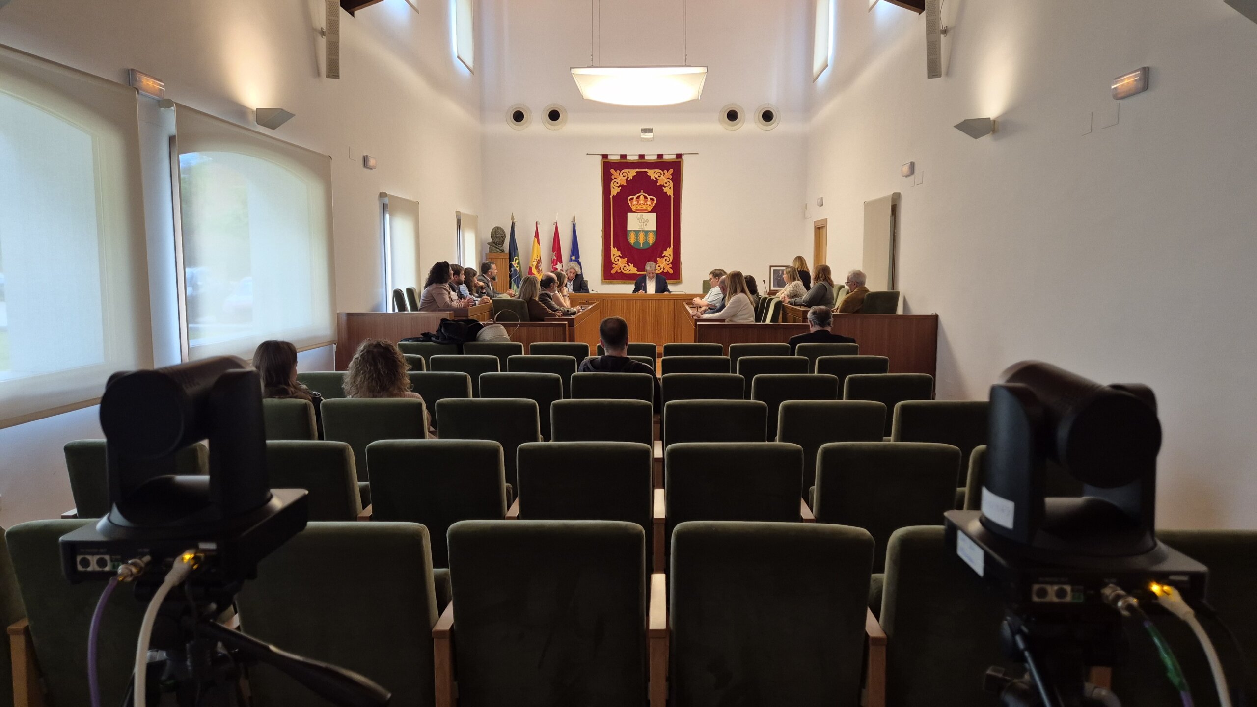 Cámaras grabando el Pleno.