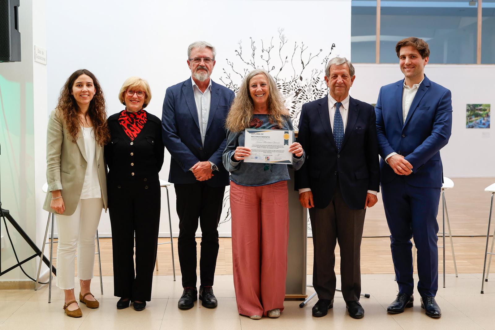 La ganadora del certamen fotográfico de la ACH, Silvia Martínez, junto a autoridades y presidentes de las asociaciones de hermanamientos de Le Vésinet y Villanueva de la Cañada.