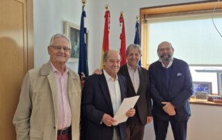 Autoridades locales y responsables de la Asociación de Mayores.