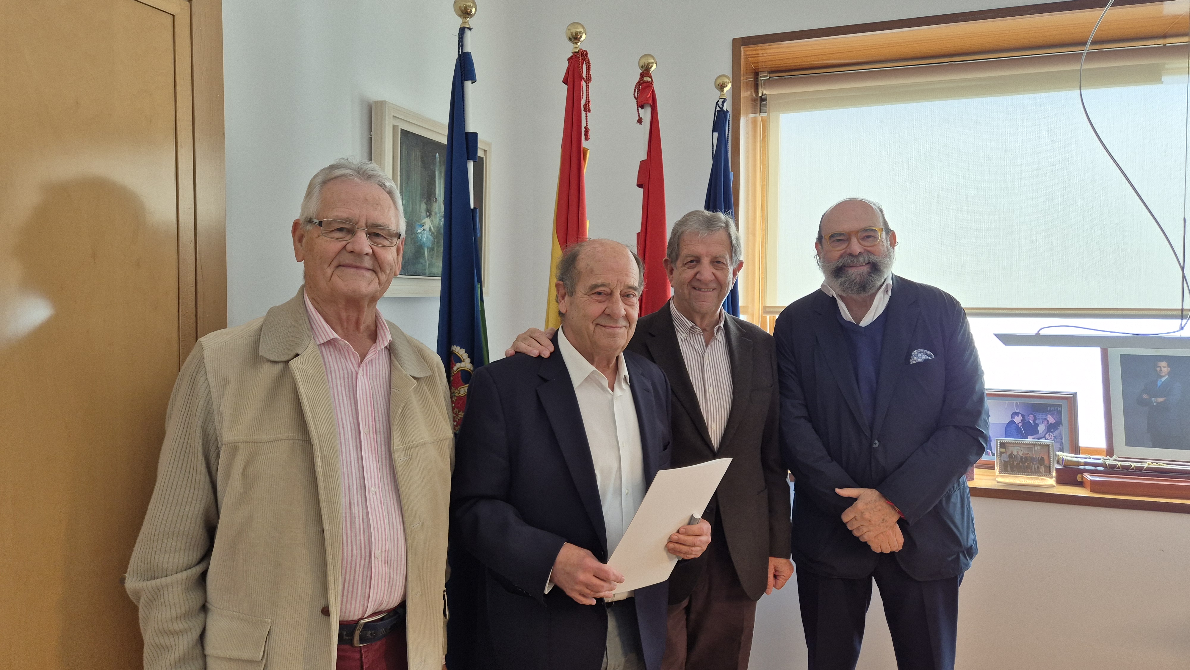 Autoridades locales y responsables de la Asociación de Mayores.