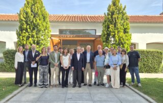 Autoridades, representantes de peñas, colectivos y entidades beneficiarias en el acto de entrega de recaudación San Isidro 2026.
