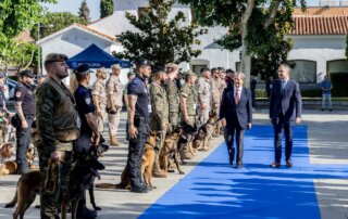El alcalde, Luis Partida, acompañado del director general de Seguridad de la Agencia de Seguridad y Emergencias Madrid 112, Luis Miguel Gónzález Morato, pasando revista en la inauguración de las I Jornadas Policiales y Militares de Guías Caninos.