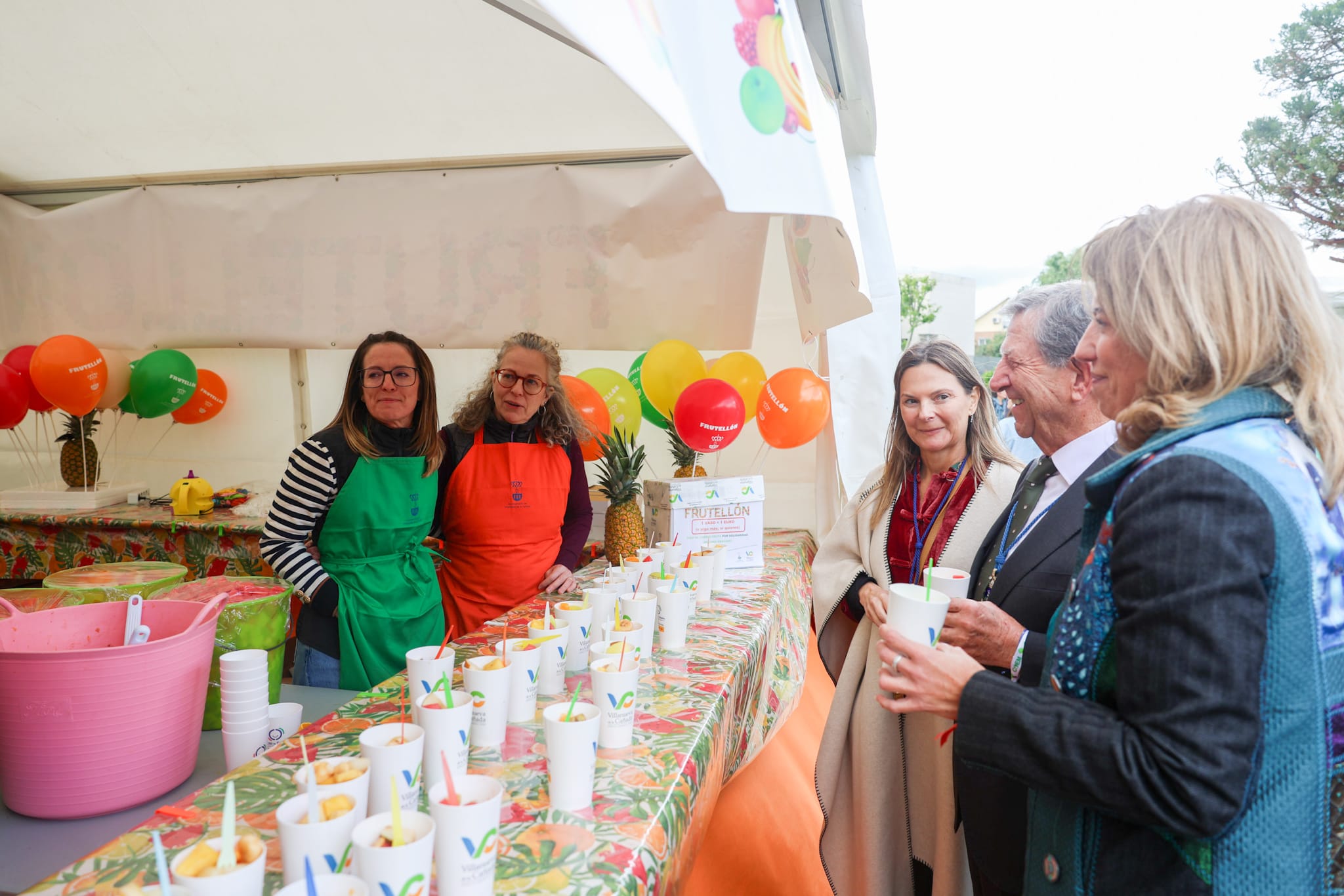 Autoridades en el puesto del Frutellón, en San Isidro 2026.