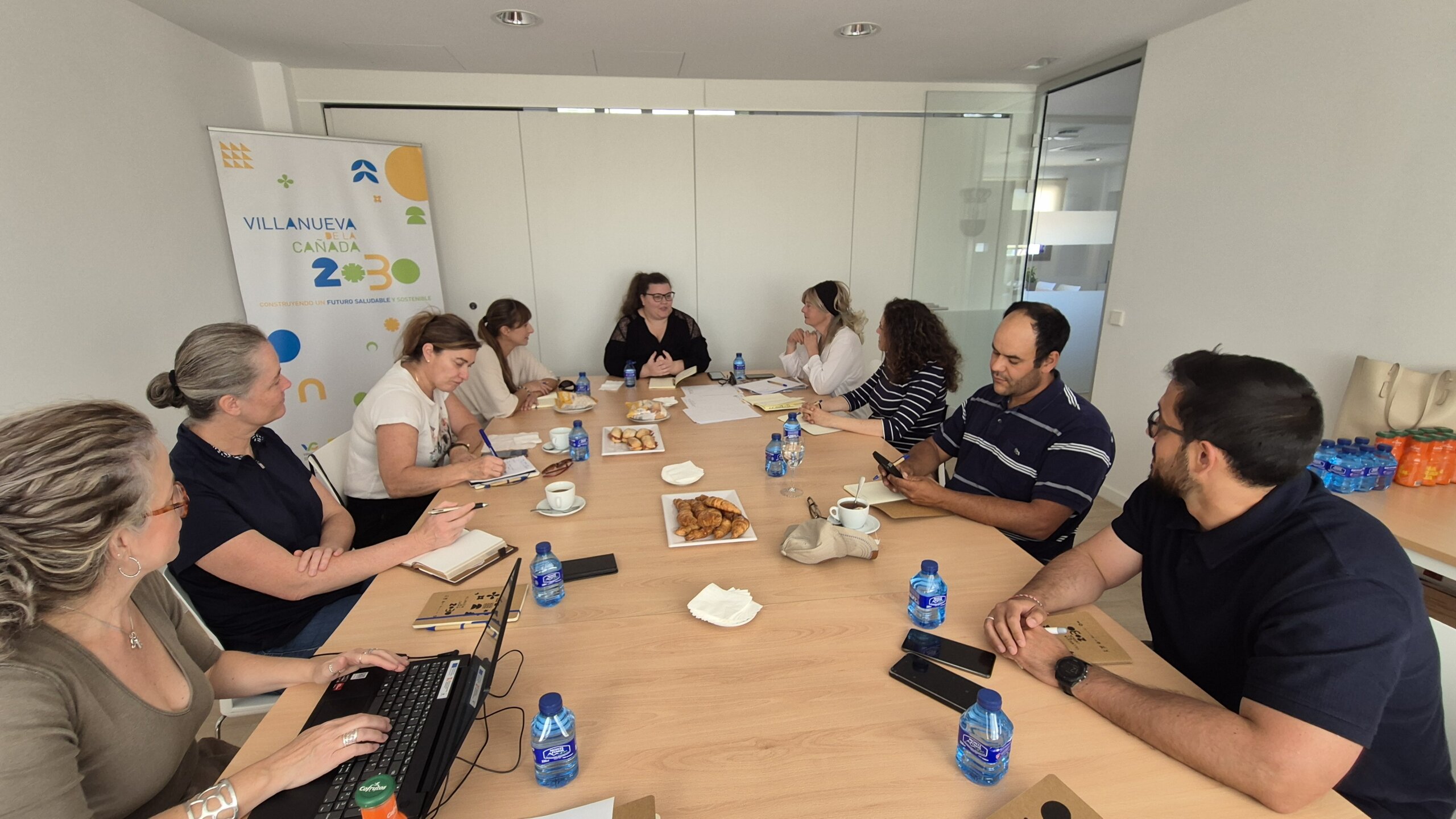 La concejala, Carla Ramírez, en la reunión con miembros de la comunidad educativa de Villanueva de la Cañada.