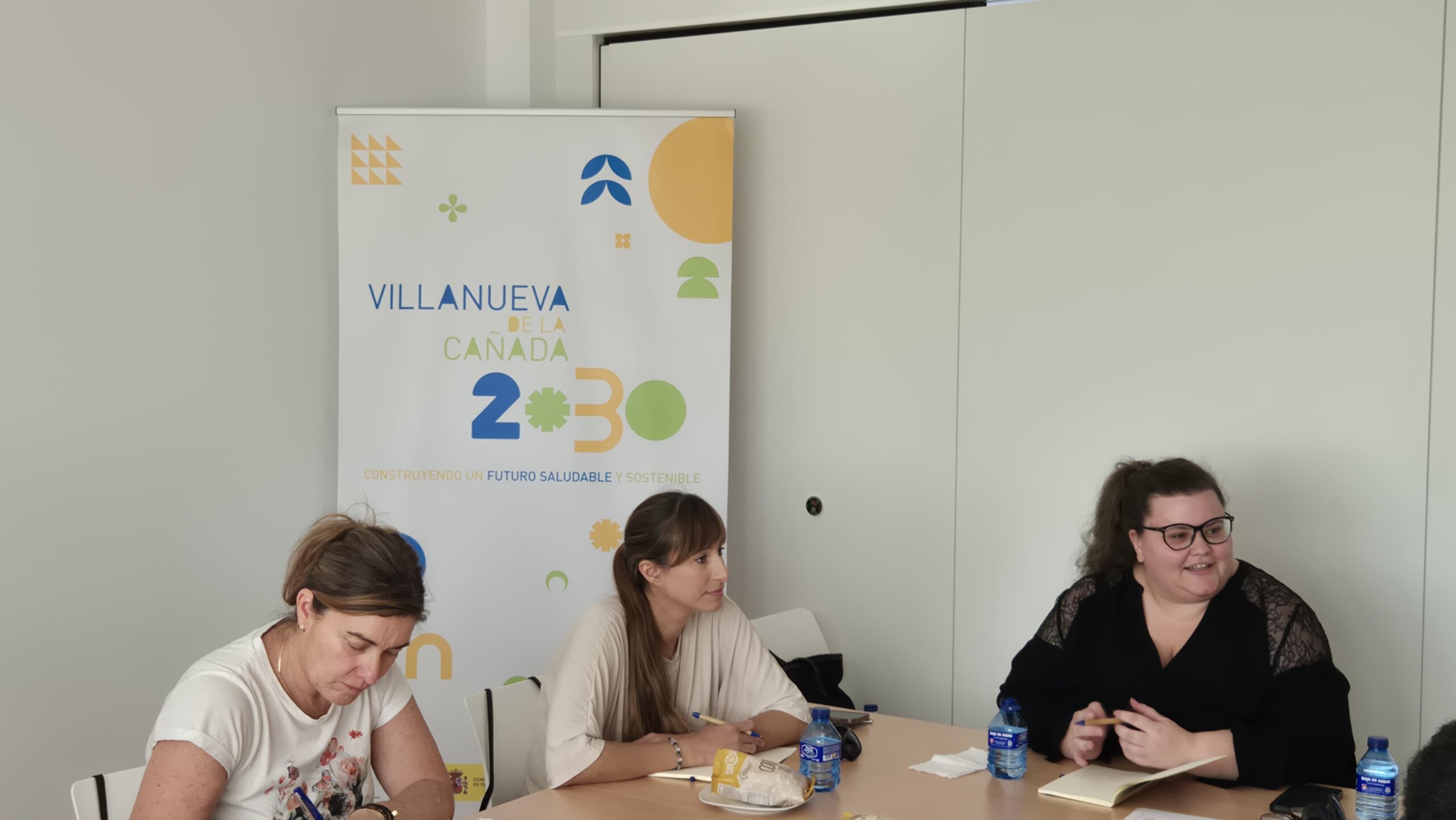 La concejala, Carla Ramírez, en la reunión con miembros de la comunidad educativa de Villanueva de la Cañada.