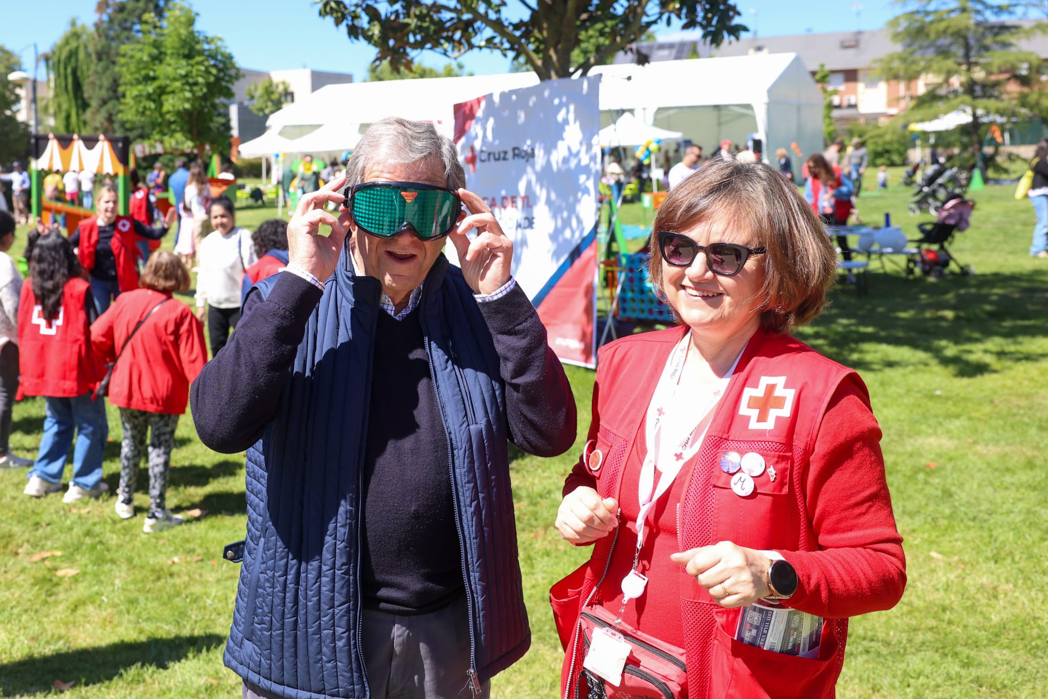 El alcalde, Luis Partida, junto a la responsable de Cruz Roja Sierra Oeste, durante uno de los talleres de la ONG, en San Isidro 2026..