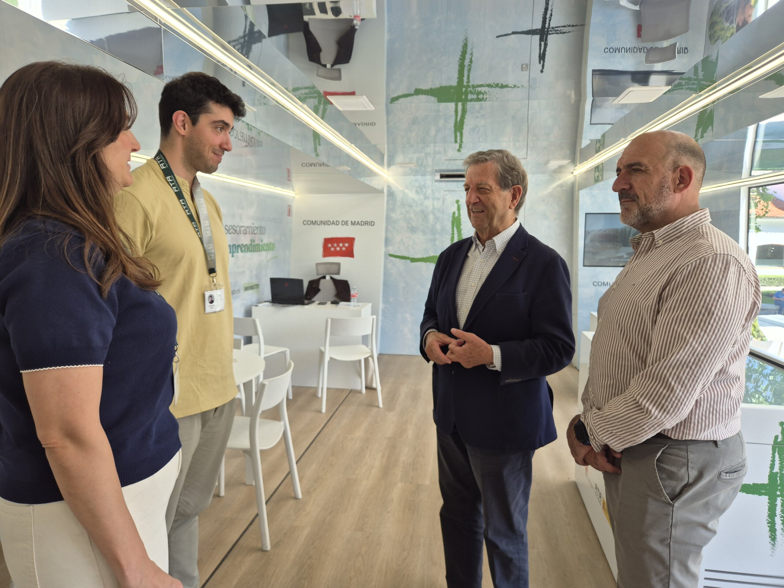 Visita del alalcalde al Autobús del Emprendedor.