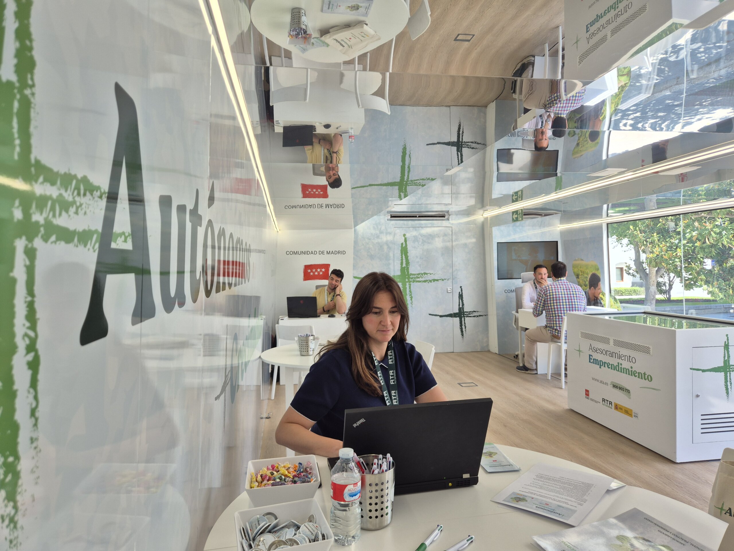Interior del autobús del emprendedor.