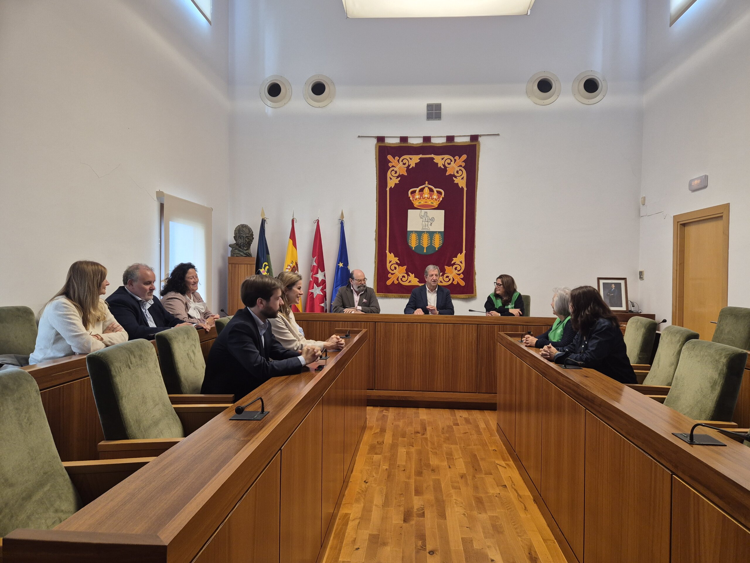 Acto de entrega de recaudación del Mercadillo Solidario de Libros a la AECC.