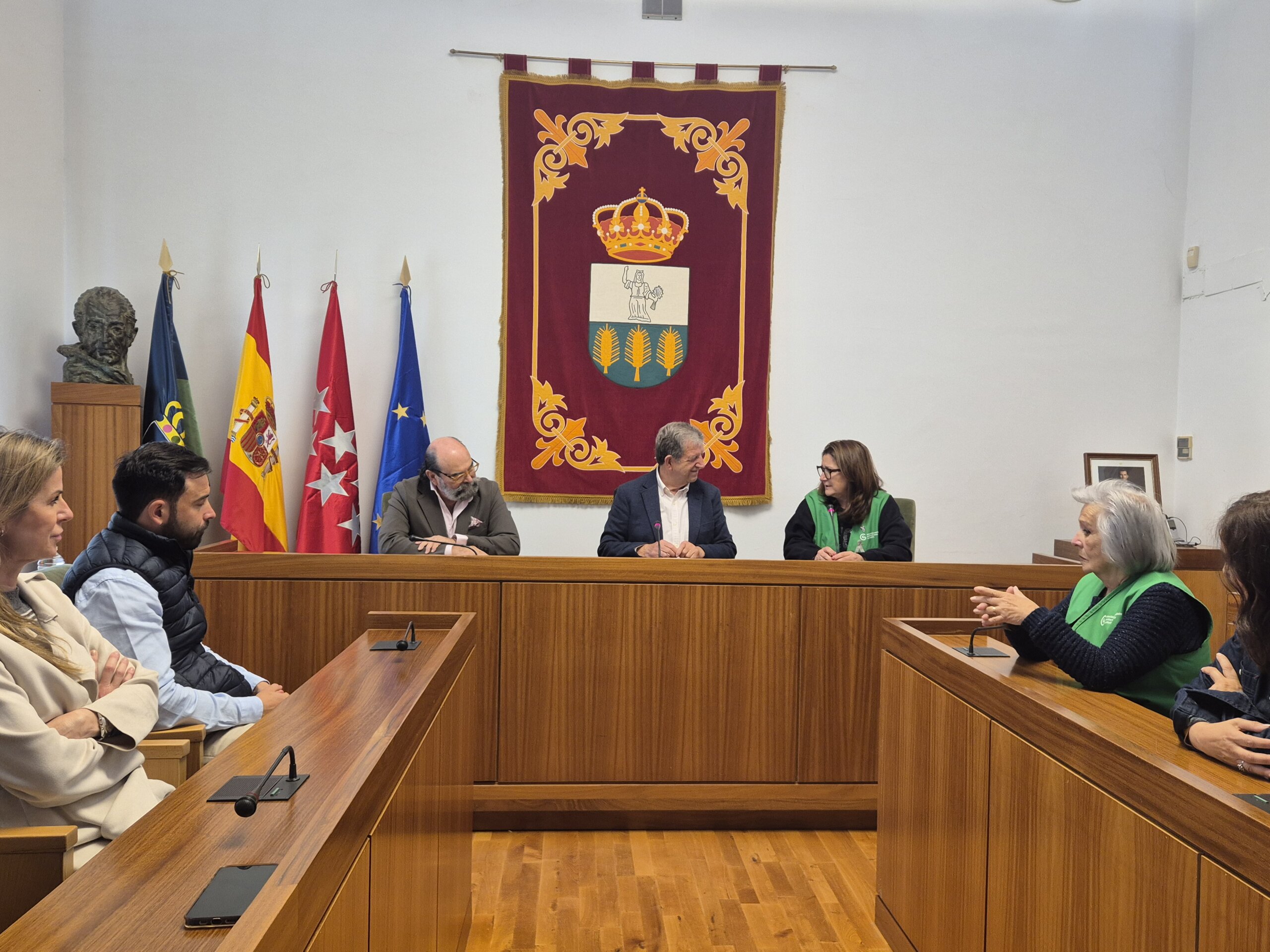 Acto de entrega de recaudación del Mercadillo Solidario de Libros a la AECC.