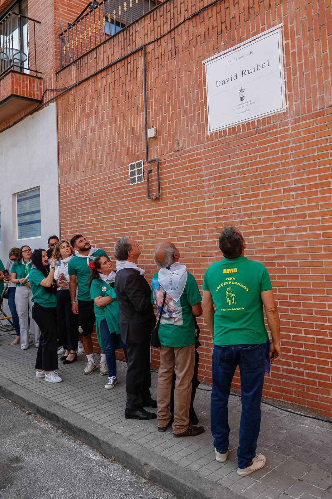 El alcalde y familiares mirando la placa en homenaje a David Ruibal.