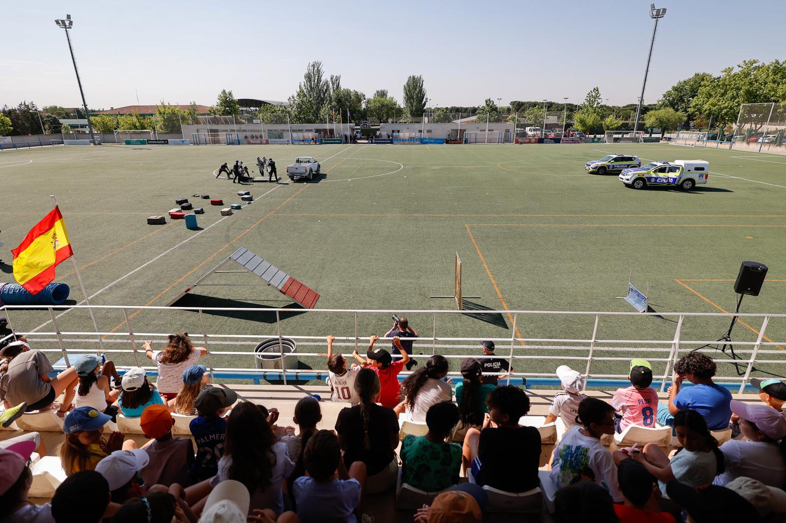 Exhibición en la ceremonia de clausura de las Jornadas Policiales y Militares de Guías Caninos.