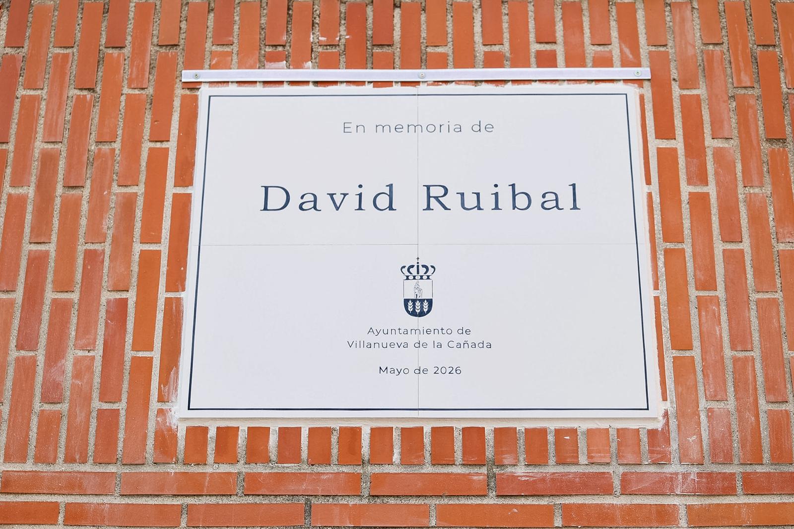Placa en memoria de David Ruibal.