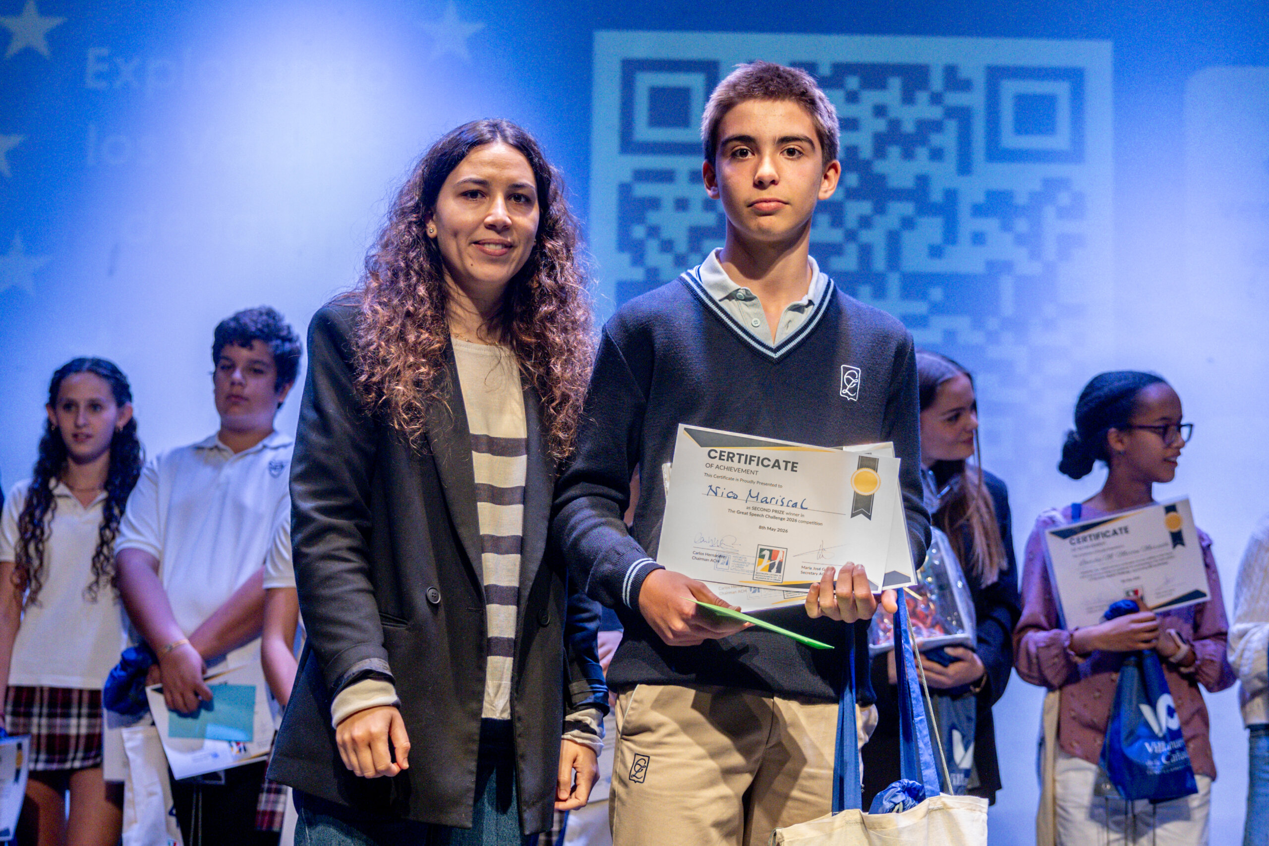 La concejala de Hermanamientos, Margarita Serrano, junto a uno de los ganadores.