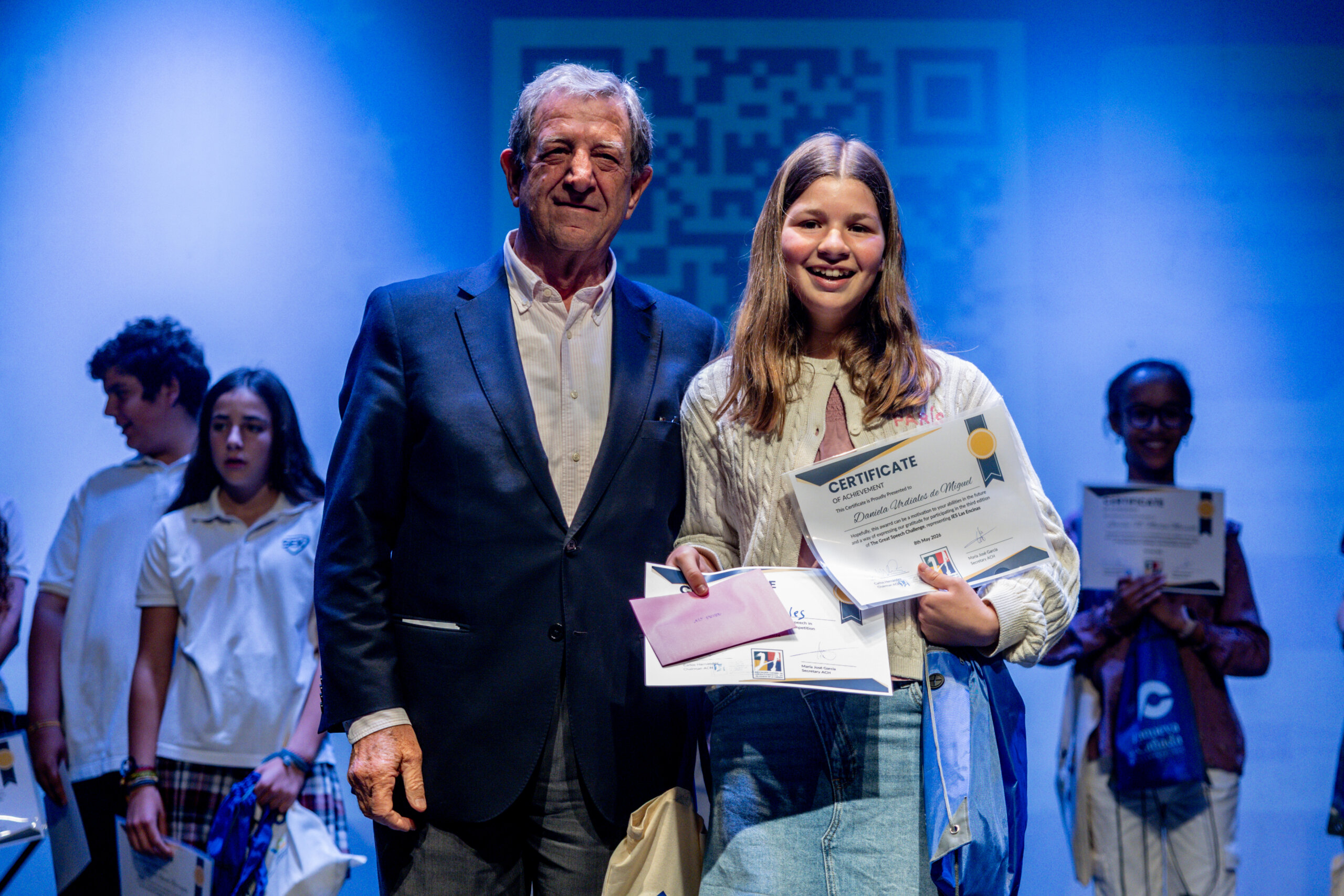 El alcalde, Luis Partida, junto a una de las ganadoras.